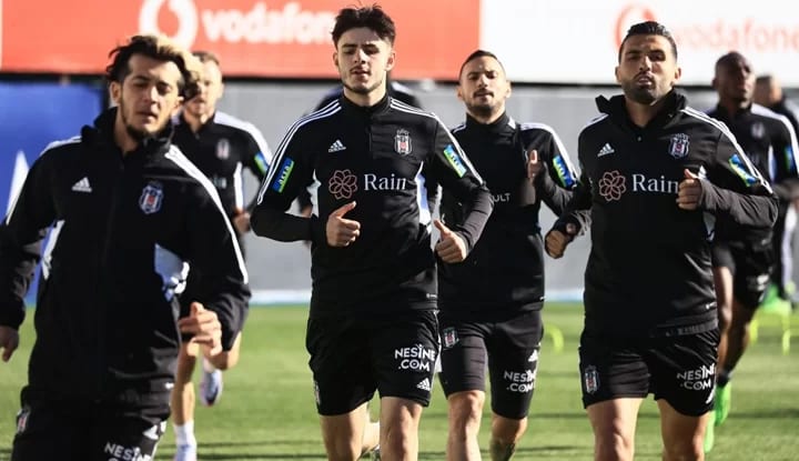 Beşiktaş'ta teknik ekipten iki oyuncuya uyarı!