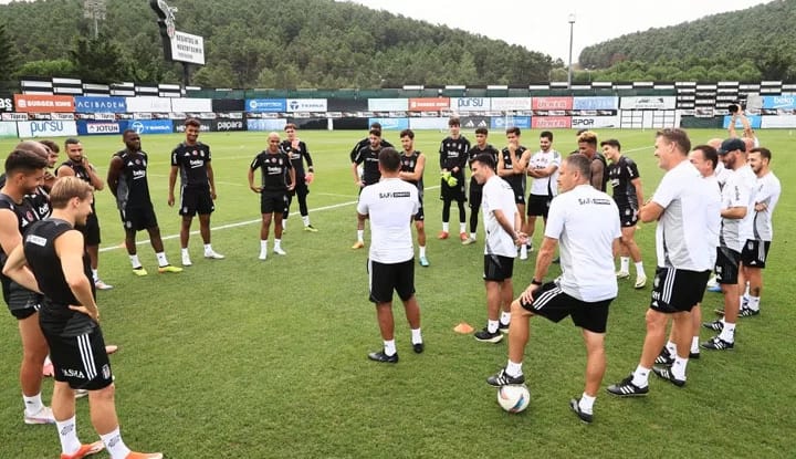 Beşiktaş'ta yedek kulübesine uyarı! Van Bronckhorst memnun değil!