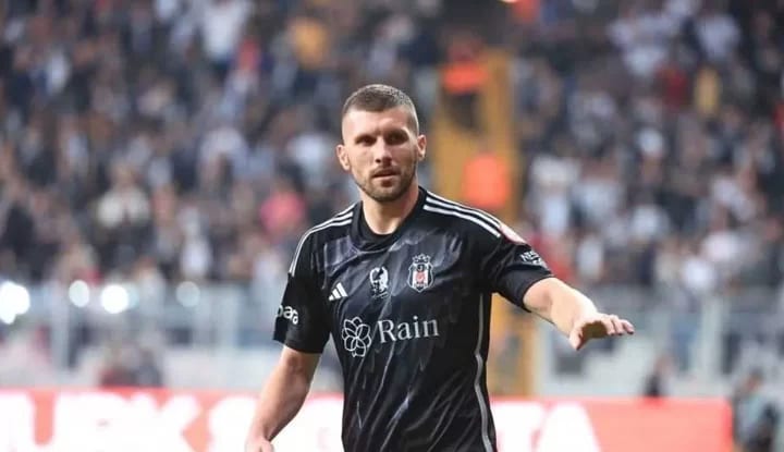 Beşiktaş’tan ayrılan Ante Rebić’e talip!