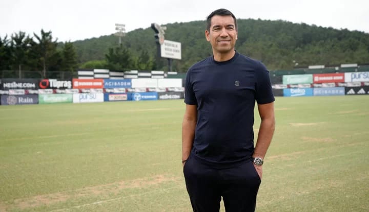 Beşiktaş’tan ayrılan Van Bronckhorst’un adı Premier Lig ekibiyle anılıyor!