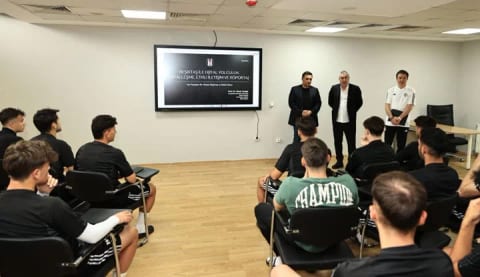 Beşiktaş'tan genç futbolculara etkili iletişim teknikleri semineri!