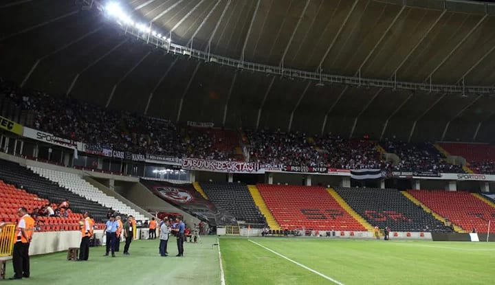 Beşiktaş taraftarından yönetime tepki!