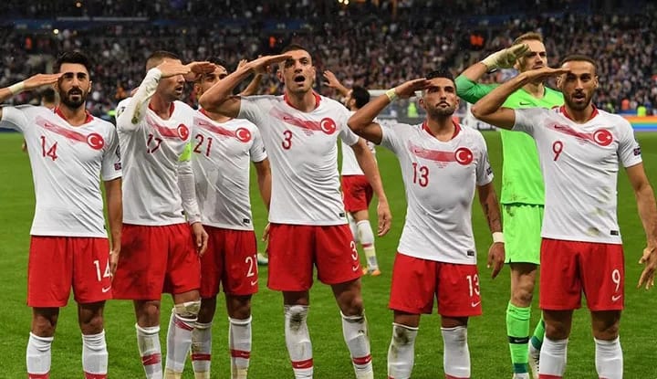 Beşiktaş'tan millilerimize destek!