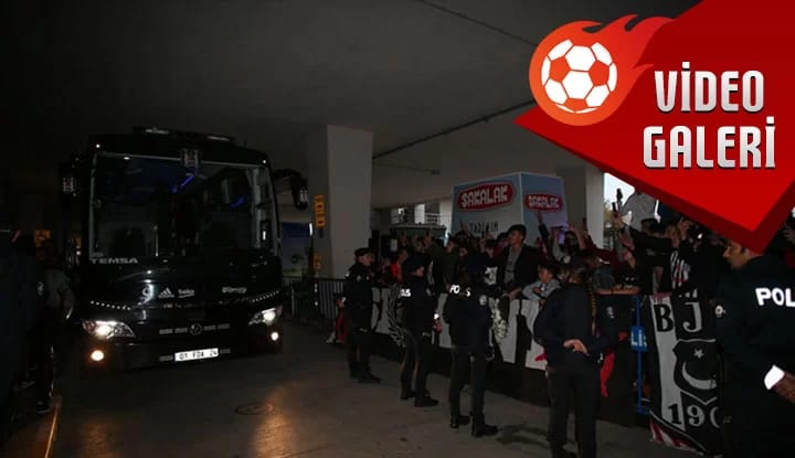 Burak Yılmaz, Konya'da "Hırsız" tezahüratına çiçekle karşılık verdi! İşte o görüntüler...