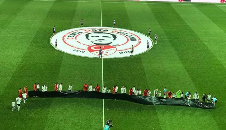 Vodafone Park'ta Emine Bulut için saygı duruşu! "Kadına uzanan eller kırılsın"