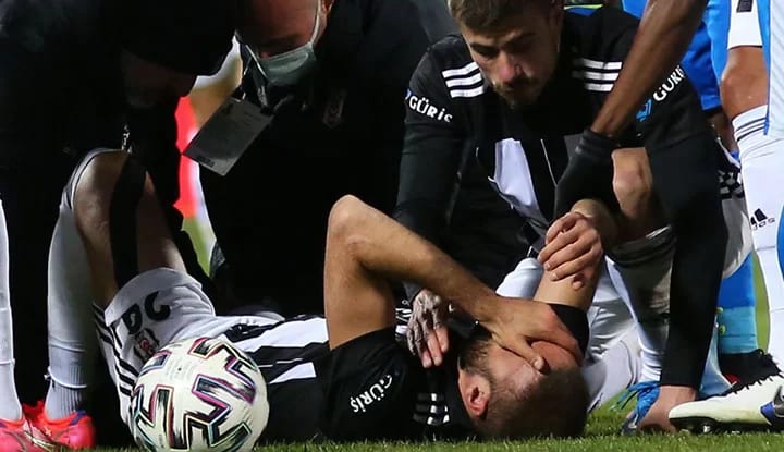 Cenk Tosun, ameliyat oluyor! Sahalardan ne kadar uzak kalacak?