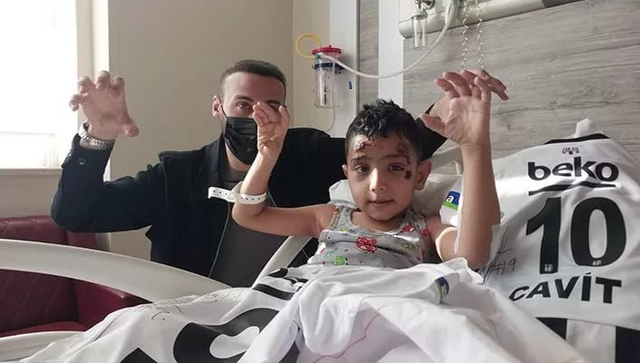 Cenk Tosun minik taraftarımız Cavit’i hastanede ziyaret etti!