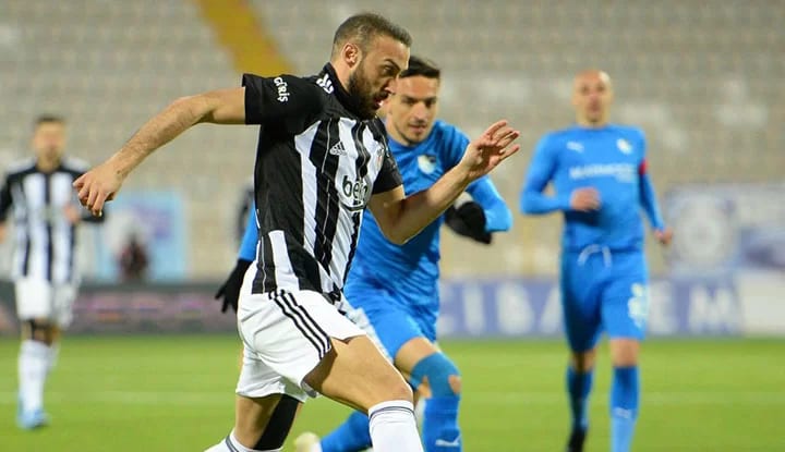 Cenk Tosun sakatlandı, sedye ile kenara geldi!
