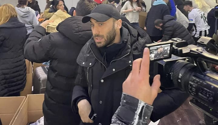 Cenk Tosun, Vodafone Park deprem yardım merkezinde!