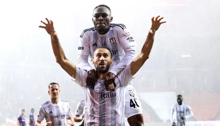 Cenk Tosun'dan açıklamalar! "Beşiktaş gibi oynamalıyız"
