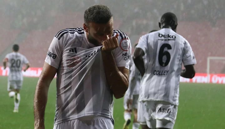 Cenk Tosun'dan açıklamalar! "Son iki maçta biraz da olsa kıpırdamalar var"