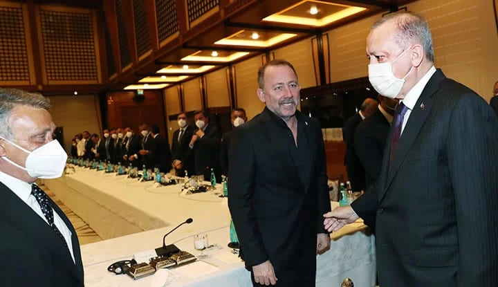Cumhurbaşkanı Recep Tayyip Erdoğan, Beşiktaş yönetimi ve teknik ekibi makamında kabul etti