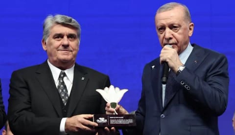 Cumhurbaşkanı Recep Tayyip Erdoğan’dan Serdal Adalı’ya Plaket