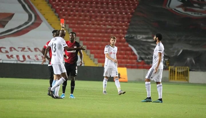 Elneny'nin kırmızı kart görmesi İngiltere'de şaşkınlık yarattı! "Onun sinirlenebileceğini hiç sanmıyordum"