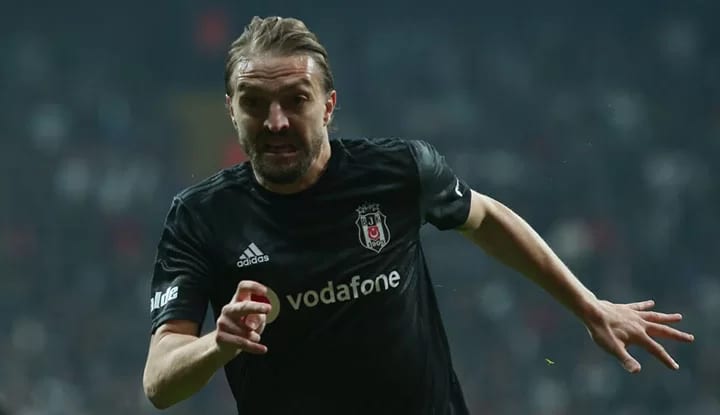 Caner Erkin, kırmızı kart gördü!