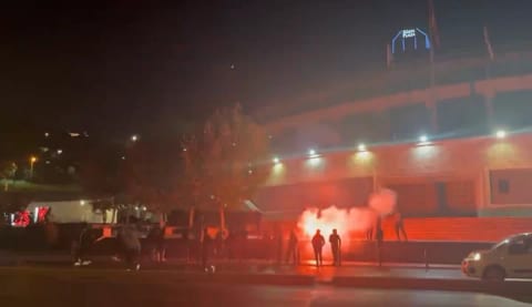 Derbi öncesi kavga! Arabayı bırakıp kaçtılar!