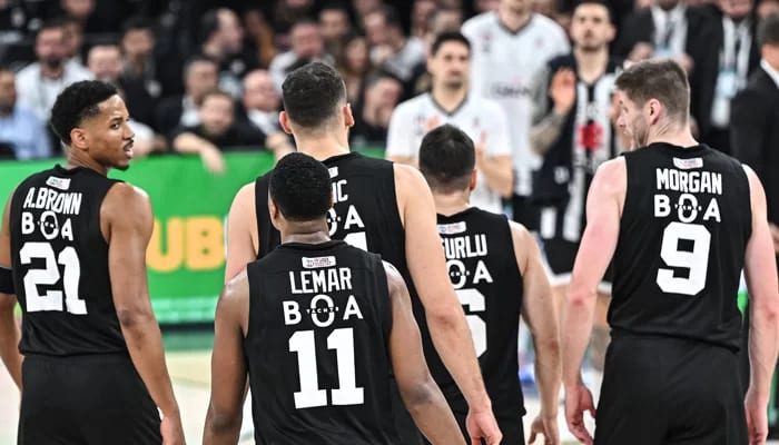 Derbide oyun durdu, hakemler soyunma odasına gitti