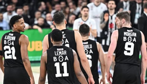 Derbide oyun durdu, hakemler soyunma odasına gitti
