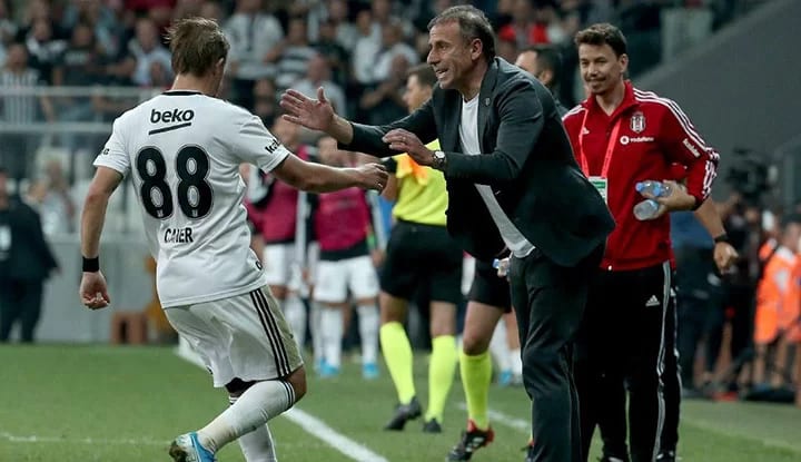 Beşiktaş'ta 2 formaya 4 aday! Avcı'nın kararı merak ediliyor