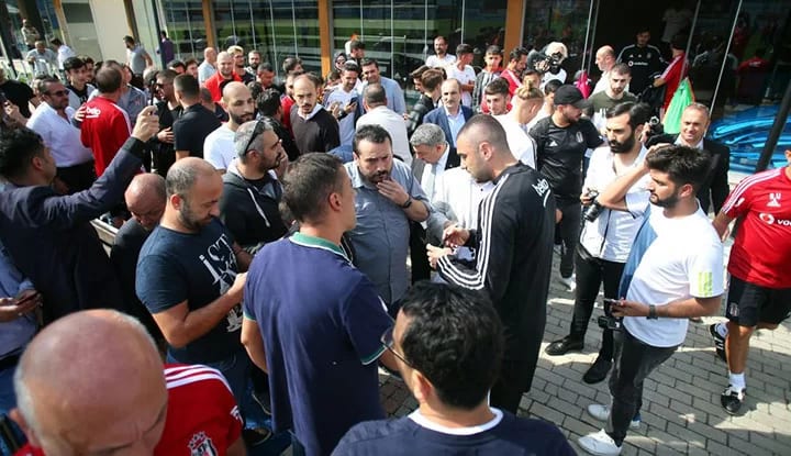 İşte Beşiktaşlı taraftarların Ümraniye'de takıma söylediği sözler!
