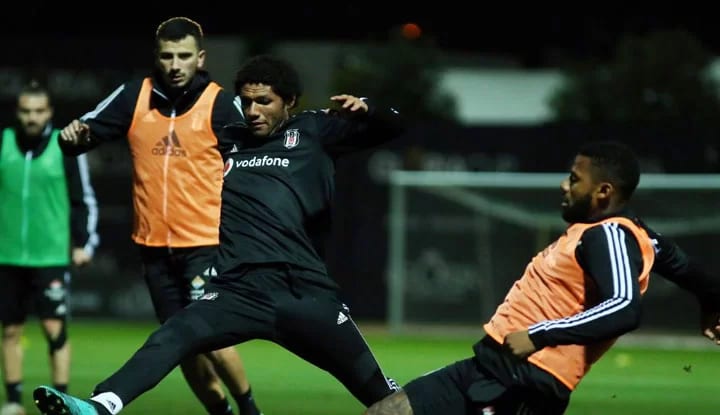 Antalya kampında Elneny, yüzleri güldürüyor