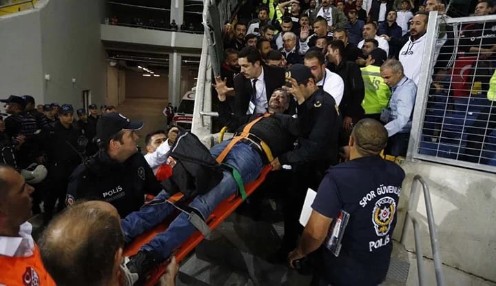 Beşiktaş taraftarı, tribünde rahatsızlandı! Sedyeyle taşınırken "Kartal Pençesi" yaptı!