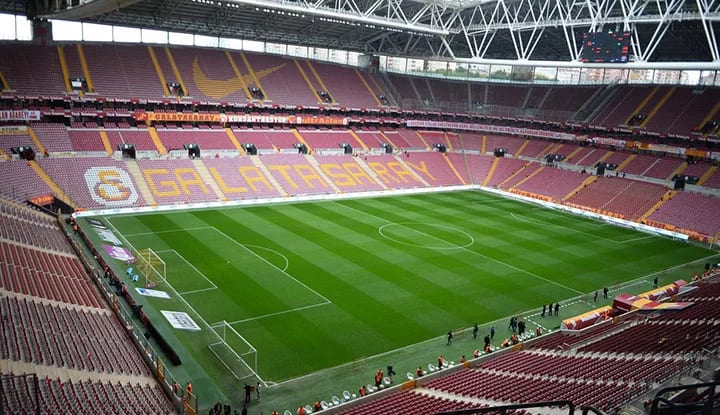 Flaş Koronavirüs açıklaması! Galatasaray - Beşiktaş derbisi seyircisiz mi oynanacak?