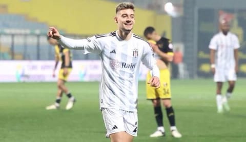 Ernest Muçi gol perdesini açtı!