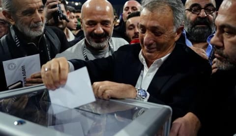 Eski başkan Ahmet Nur Çebi kongreye gelerek oyunu kullandı