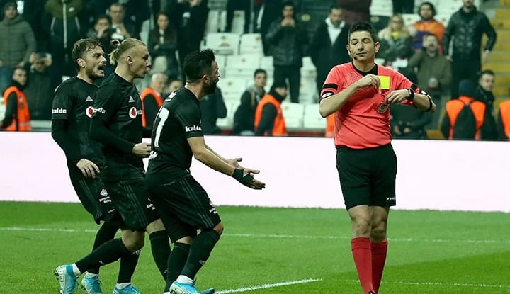 "VAR'dakiler ne iş yapıyor? Bu nasıl bir hakemliktir"