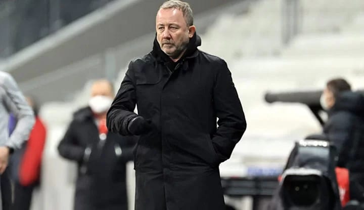 "Fatih Terim kenarda Ümit Davala ile muhabbet ederken Sergen Yalçın..."