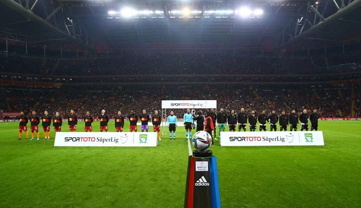 Galatasaray - Beşiktaş derbisi sonrası kırmızı kart çıktı