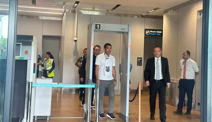Giovanni van Bronckhorst'tan ilk açıklamalar! "Beşiktaş'a hak ettiği kupaları getirmek için çalışacağım"
