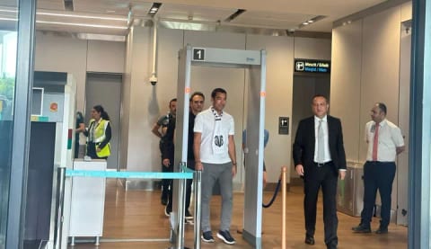 Giovanni van Bronckhorst'tan ilk açıklamalar! "Beşiktaş'a hak ettiği kupaları getirmek için çalışacağım"