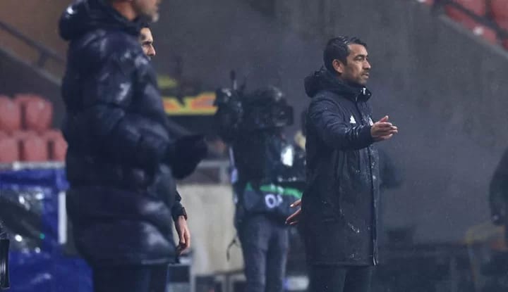 Giovanni van Bronckhorst'un geleceğiyle ilgili kritik toplantı!