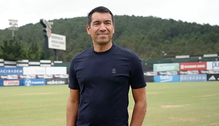 Giovanni van Bronckhorst'un teknik ekibinde tanıdık isim!
