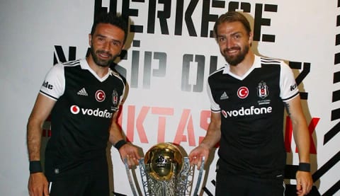 Gökhan Gönül ve Caner Erkin'e şok pankart! Fenerbahçe taraftarı, stadın dışına astı!