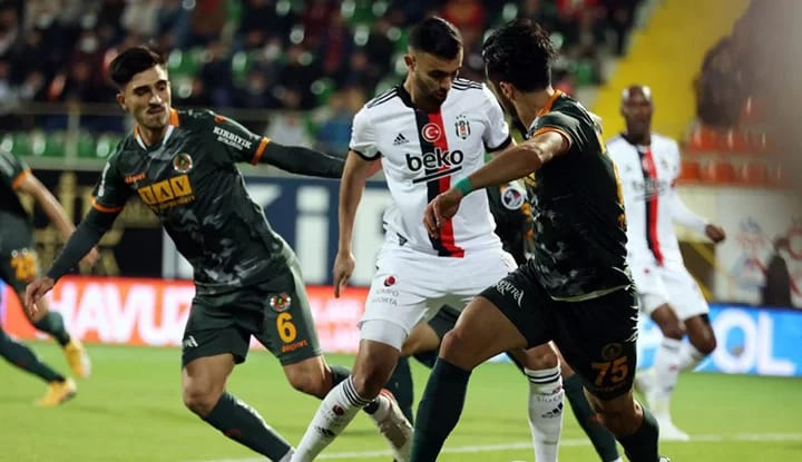 "İkinci yarı öncesinde sahanın ortasında Vida, Ghezzal, Welinton başta 7-8 Beşiktaşlı oyuncu..."