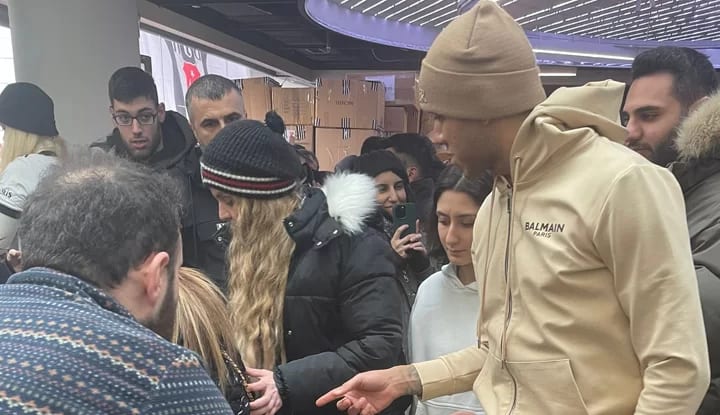 Josef de Souza ve Emrecan Uzunhan deprem yardım merkezinde!