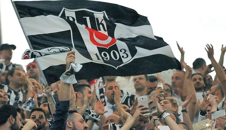 Kadıköy'e derbi pankartı asıldı!