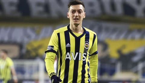 Mesut Özil'den Cenk Tosun paylaşımı