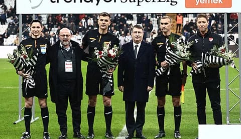 Mete Vardar ve Cüneyt Sezgin maçın hakemlerine çiçek verdi!