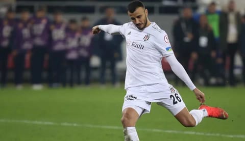 Romain Saiss için o isim devreye girdi!
