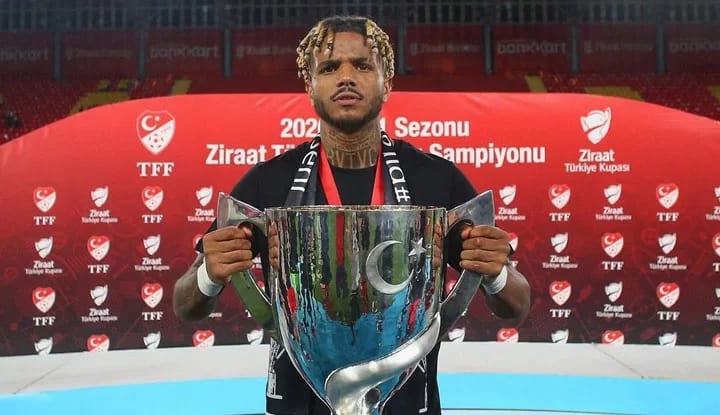 Rosier, iki transfer teklifi aldığını açıkladı!
