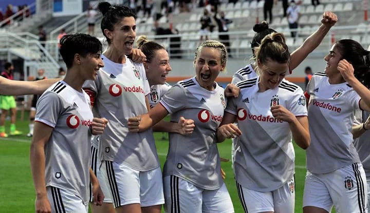 ŞAMPİYON BEŞİKTAŞ VODAFONE KADIN FUTBOL TAKIMI!