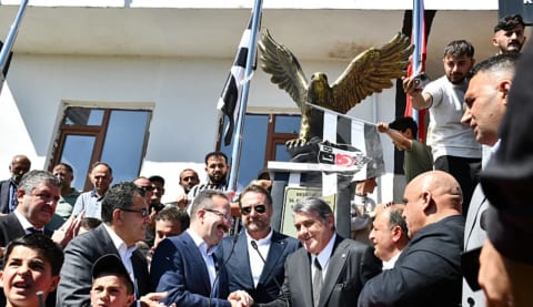 Serdal Adalı, Ardahan’ın Beşiktaş Köyü'nde kartal heykeli açtı