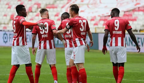 Sivasspor'un önemli ismi Beşiktaş'a karşı yok! Direkt kırmızı kart gördü!