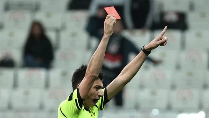 "Siyah-beyazlı renklere antipatisi her halinden belli olan Yaşar Kemal Uğurlu..."