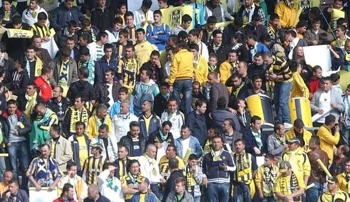 Skandal görüntüler! Ankaragücü taraftarı sahaya girdi!