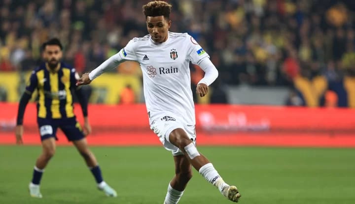 Skandal görüntüler! Beşiktaşlı futbolcuya tribünden muşta atıldı!